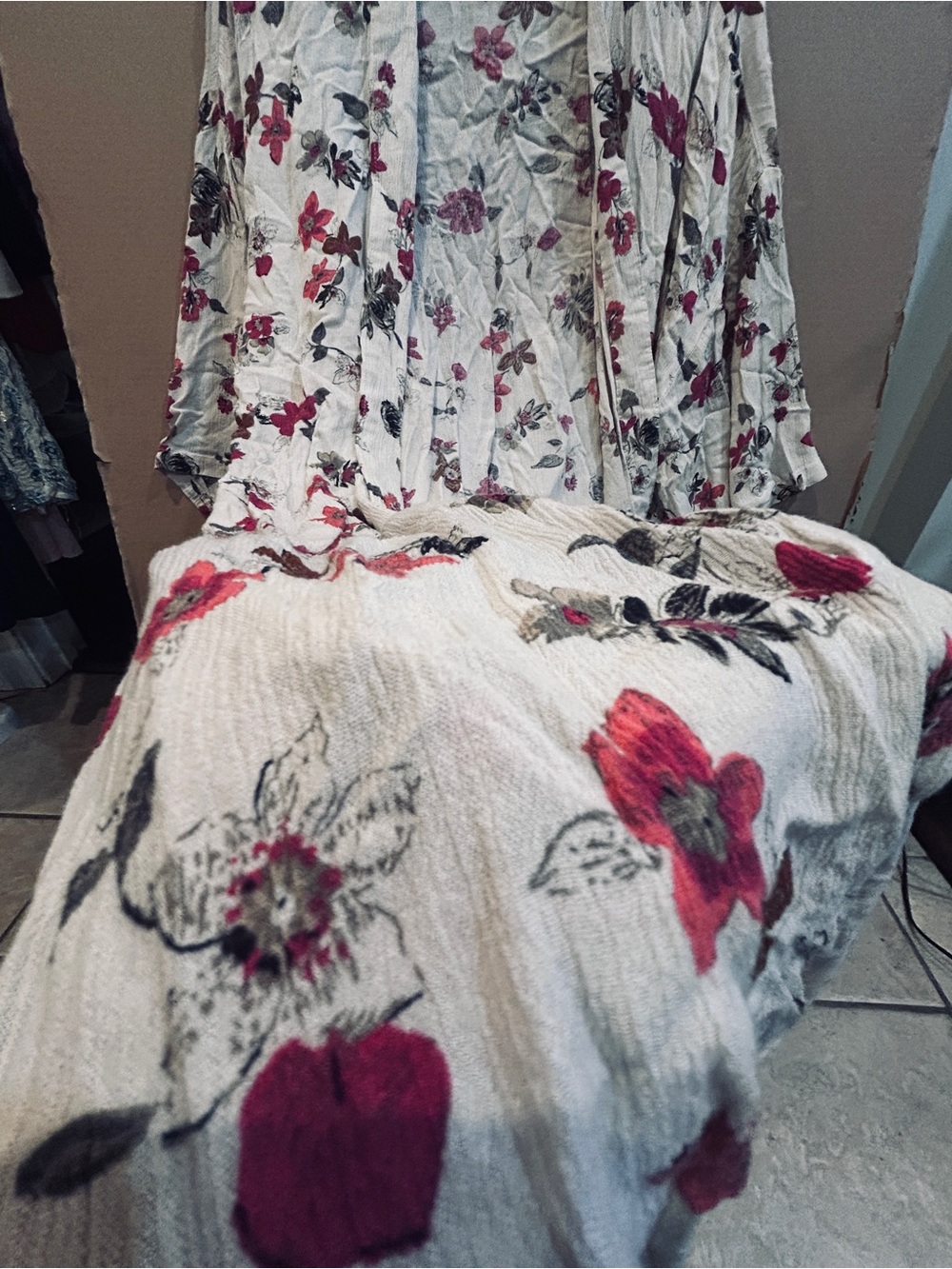 easel White Rayon Floral Duster with Red and Pink Flowers - Picture 7 of 12
